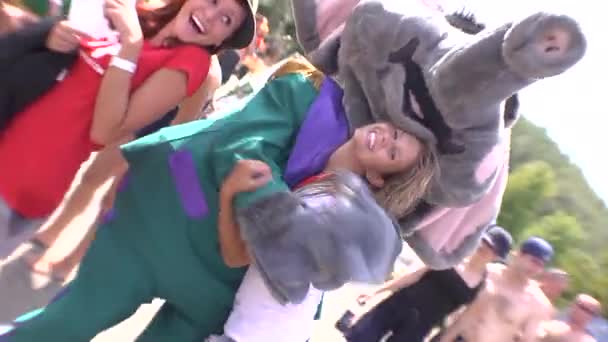 加拿大魁北克圣索维尔 2011年7月16日 金发女孩跳起舞来 其角色伪装成相机中的大象 — 图库视频影像