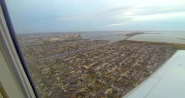 Mavi Gök ve Küçük Beyaz Bulutlarla Birleşik Devletler üzerindeki uçuş sırasında uçak kanadı