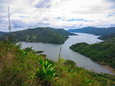 1961 'de Tropikal Tepeler tarafından çevrelenen Yapay Göl Hanabanilla Barajı' nın İnşaatı neticesinde