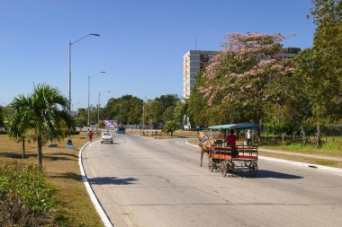 Santa Clara, Villa Clara / Küba - 29 Mart 2018: Az Arabası ve Temiz Gökte Arabası Olan Sokak