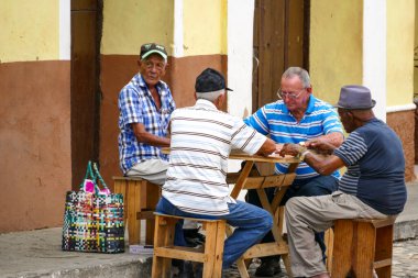 Trinidad, Sancti Spiritus / Küba - 19 Nisan 2018: Dört Kişilik Küçük Masada Oturan Yaşlılar, Sokakta Bir Masa Oyunu Oynayın