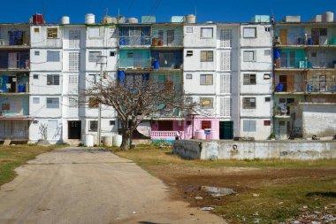 Büyük Çöp Kutuları Olan Fakir, Eski Apartmanlar