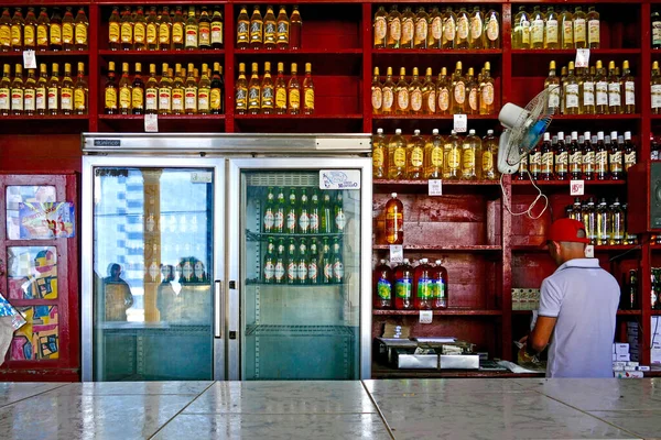 Sancti Spiritus / Küba - 21 Nisan 2018: Sadece Küba Rom 'u Satılık Küçük İçki Dükkanı