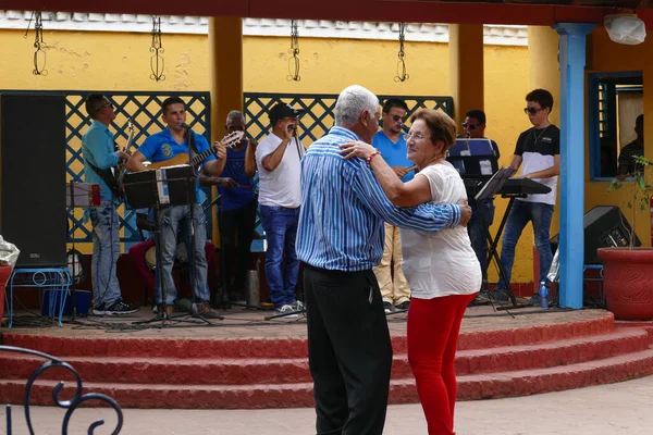 Sancti Spiritus Cuba 2018 Elderly Couple Dancing Salsa Band Playing — 스톡 사진