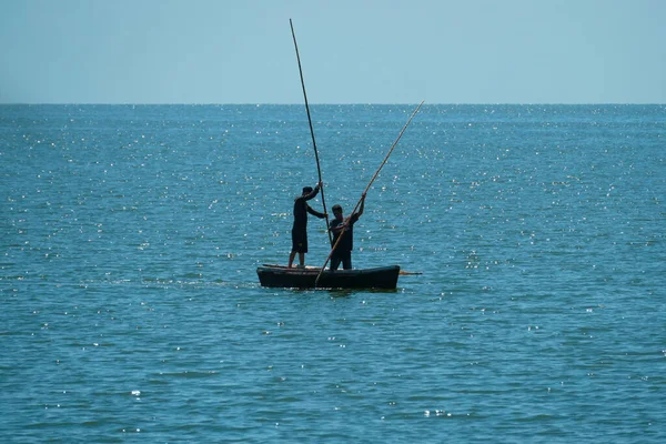 Villa Clara Cuba Abril 2018 Dos Hombres Navegando Barco Pesquero — Foto de Stock
