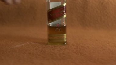 La Paz / Bolivya - 28 Ekim 2014: Yarım şişe Johnnie Walker Kırmızı Etiketli Viski Kahverengi Arkaplanda