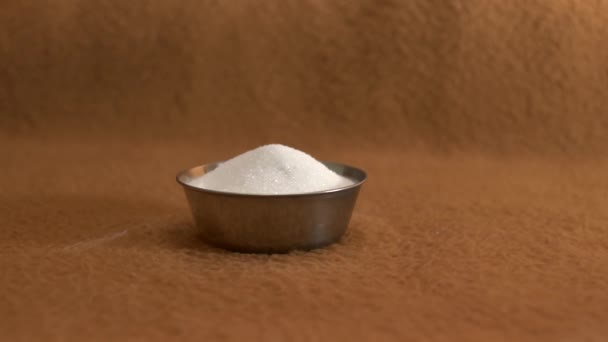 Azúcar Servido Tazón Plata Quitado Por Mano Una Mujer Sobre — Vídeo de stock