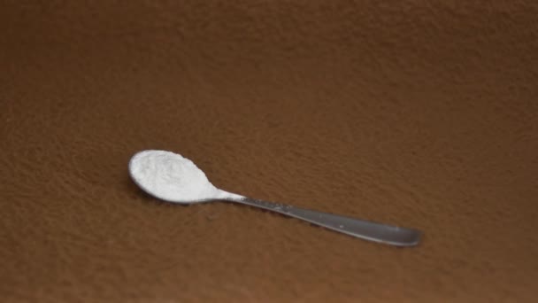 一个茶匙 满是褐色背景的干酵母 — 图库视频影像