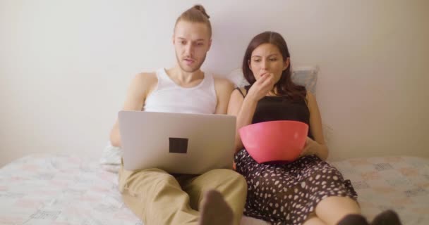 Beyaz Bir Adam Spanyol Bir Kadın Dizüstü Bilgisayardan Film Izliyorlar — Stok video
