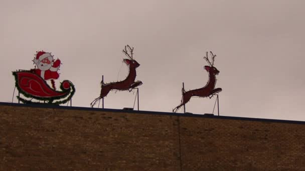 Figures Père Noël Son Renne Avec Des Lumières Sur Toit — Video