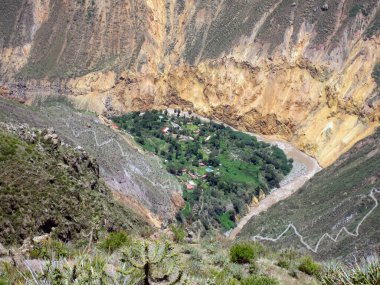 Yeşil Dağlarla çevrili Sangalle Vahası ve Arequipa / Peru 'daki Nehir