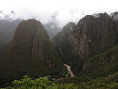 Majestic Machu Picchu, Andes Dağları 'nda yer alan İnka şehri Cuzco / Peru' da bir nehrin yanında gizemli bir sis ile kaplıydı.