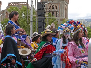 Huaraz, Ancash / Peru - 10 Şubat: Geleneksel Kostümlü Kadınlar Temsilcilerini Yüksek Sandalyede Taşıyor