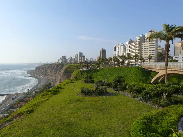 Larcomar 'da hava açık, Lima şehrinin Mirador' u Miraflores bölgesinde.