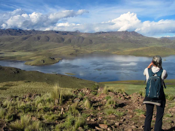 Arequipa Peru Januari 2013 Vit Kvinna Observerar Fåglarna Lagunen Med — Stockfoto
