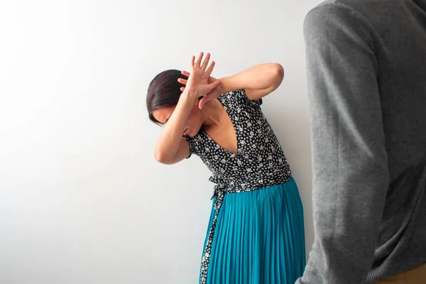 Mujer Hispana Latina Cubre Rostro Con Miedo Ser Golpeada — Foto de Stock