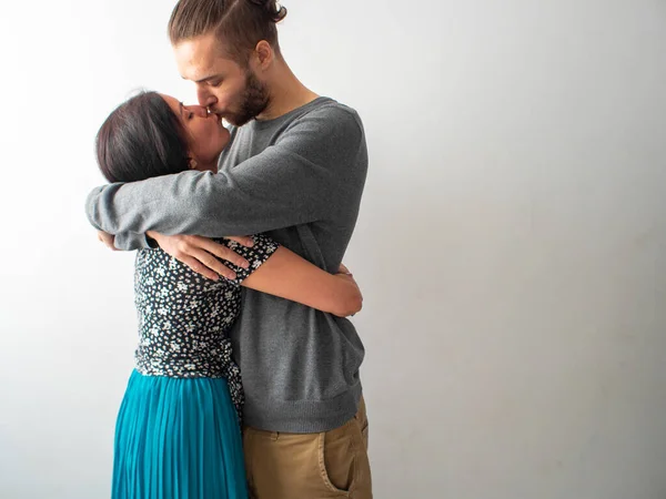 Casal Hispânico Caucasiano Beijos Abraços Com Muito Amor Afeto — Fotografia de Stock