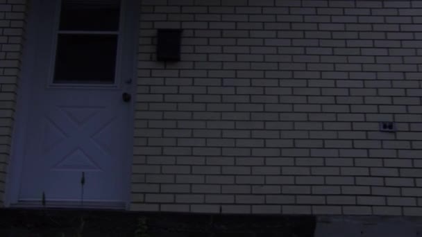 Weiße Haustür mit zwei Schlössern 