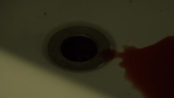 白色浴缸里的血缓缓流下下水道 — 图库视频影像