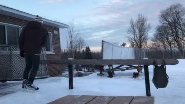 Waterville, Quebec / Kanada 'da Paten Yapmaktan Dinlenmek İçin Tahta Tahta Üzerinde Genç Kafkas Oturuyor 