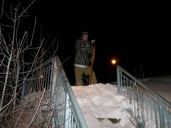 Joven Hombre Caucásico Está Paleando Nieve Escalera — Foto de Stock