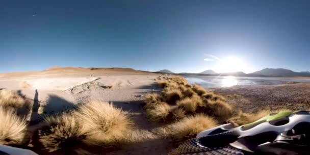 360 Shot Mountain Laguna Hedionda Laguna Apestosa Con Algunas Llamas — Vídeos de Stock