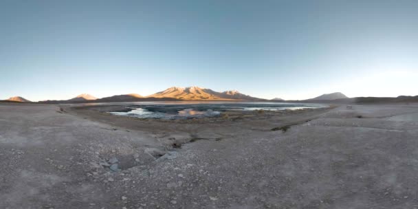 日の出から日没までの時間を過ごす山とラグナ ヘディオンダ 石のラグーン — ストック動画