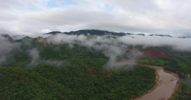 Grüne Gebirgskette Umgeben Von Wolken Einem Schlammigen Fluss Grand Chaco — Stockvideo