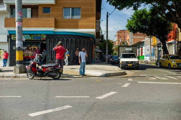 Medellin Antioquia Colombia September 2020 Νεαρός Ισπανός Λευκό Μπλουζάκι Μιλά — Φωτογραφία Αρχείου