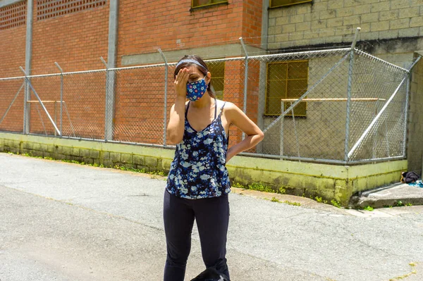 Junge Latina Mit Gesichtsmaske Bedeckt Lächelnd Ihr Gesicht Weil Sie — Stockfoto