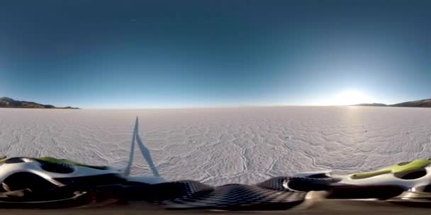 360 Graders Utsikt Över Skuggan Man Som Vandrar Salar Uyuni — Stockvideo