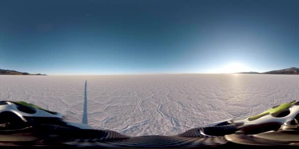 360 Fokos Kilátás Árnyék Egy Ember Áll Salar Uyuni Bolívia — Stock videók