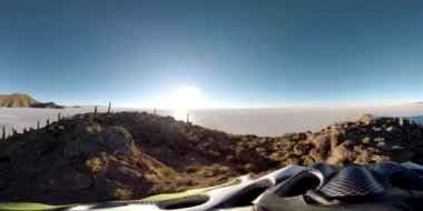 Dünyanın en büyük tuz tabakası olan Salar de Uyuni 'nin yanındaki bir dağın 360 Derece Görünümü