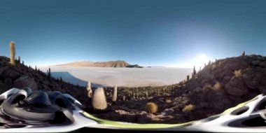 360 Derece Kask İçinde Bir Kişi Görünümü Kaktüs dolu bir dağ, Salar de Uyuni 'de, dünyanın en büyük tuz tabakası..