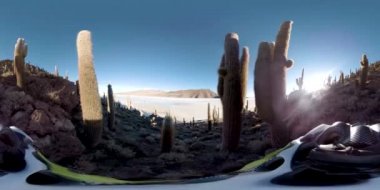 360 Derece Kask İçinde Bir Kişi Görünümü Kaktüs dolu bir dağ, Salar de Uyuni 'de, dünyanın en büyük tuz tabakası..