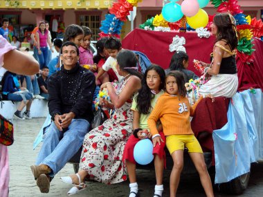 Vilcabamba, Loja / Ekvador - 2 Şubat 2008: İspanyol Çocuklar ve Yetişkinler Karnaval 'da Su Çeken Silahlarla Oynuyor