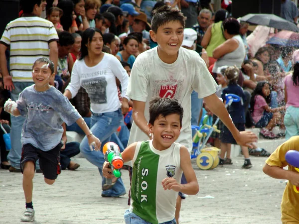 Vilcabamba Loja Ecuador 2008 Hispanic Kids Play Running Wather Shooting — 스톡 사진