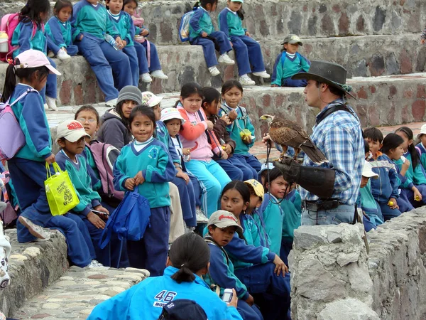 Otavalo Imbabura Ecuador Febrero 2008 Niños Indígenas Quechua Sientan Rock — Foto de Stock