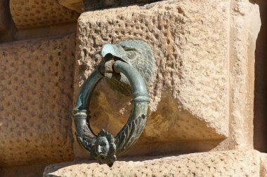 Granada, Endülüs / İspanya - 27 Mart 2015: Kartal Gaga Motifi, Alhambra Tepesi 'ndeki bir Rönesans Binası olan Charles V Sarayı' nın Duvarında