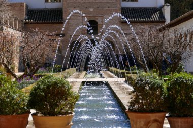 Granada, Endülüs / İspanya - 27 Mart 2015: Seramik çömlekli Bahçe Girişindeki Su Çeşmesi