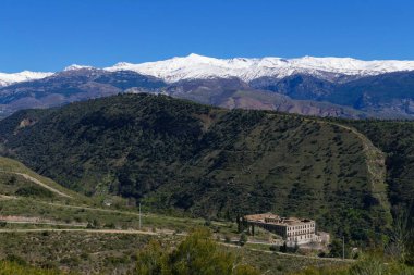 Granada, Endülüs / İspanya - 28 Mart 2015: Endülüs Sarayı 'na, Antik Saray' a, Bahçelere ve Kaleye Bakan Heybetli Kompleks, Panoramik Görüş