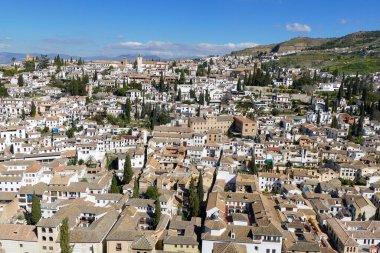 Güneşli bir günde Güzel Koloni Granadası, Endülüs / İspanya 'nın Şehir ve Tepesi Manzarası