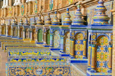 Sevilla, Endülüs / İspanya - 30 Mart 2015: İspanya Meydanı 'nda Meşhur Seramik Banklar