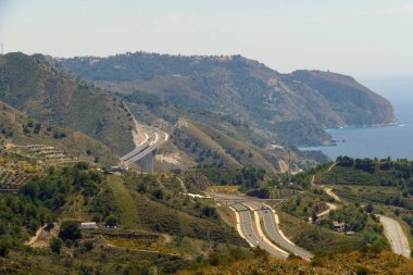 Nerja, Malaga / İspanya 'daki Alboran Denizi kıyısındaki Dağların Çevresindeki Otoyol Manzarası