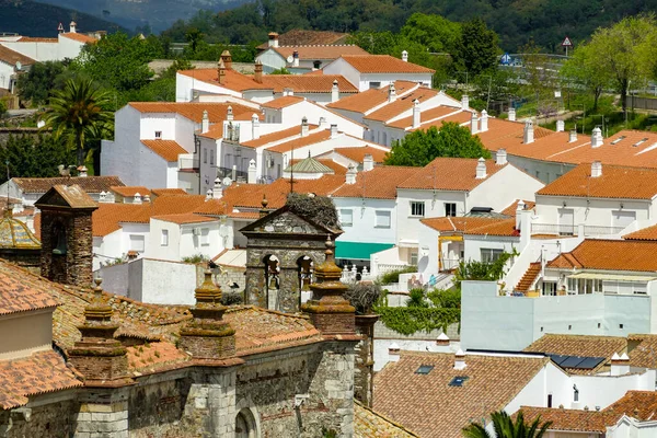 Aracena, Huelva, İspanya - 12 Nisan 2015: Beyaz ve Turuncu Evler Birisine Yakın