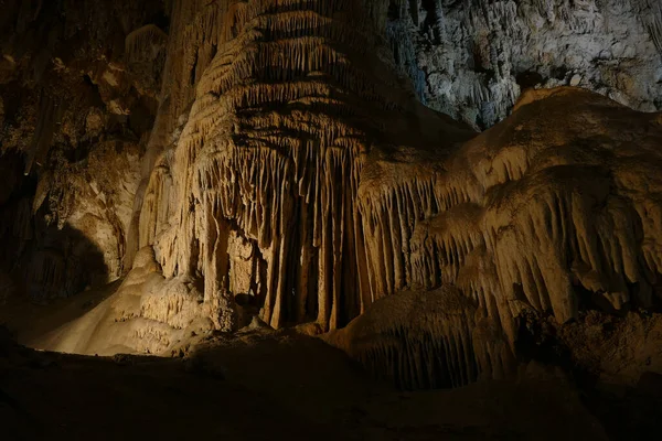 ネルヤ洞窟はスペインで最も重要な考古学遺跡の一つである 洞窟の自然の美しさとそれらの岩の形成をいくつかの古い洞窟絵画と組み合わせています — ストック写真