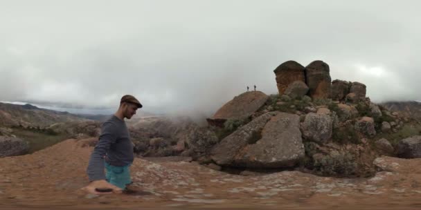 Vista 360 Grados Hombre Caucásico Escalando Montaña Toro Toro Bolivia — Vídeo de stock