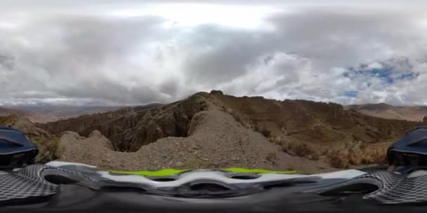 Άποψη 360 Μοιρών Μιας Τουριστικής Εξερεύνησης Στα Βουνά Του Ηλιοβασιλέματος — Αρχείο Βίντεο