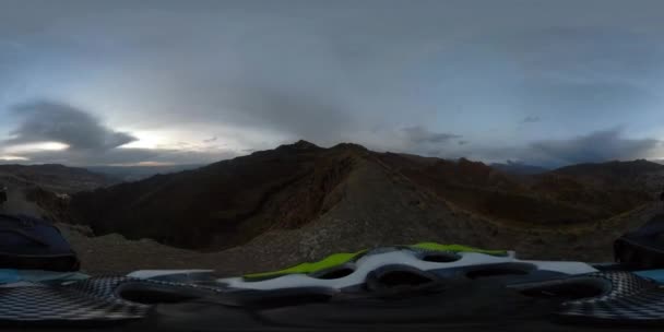 Vista 360 Gradi Turista Che Esplora Montagne Del Tramonto Con — Video Stock