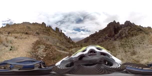360 Graus Vista Turista Explorando Nas Montanhas Pôr Sol Com — Vídeo de Stock